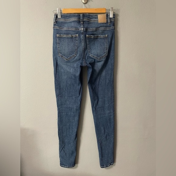 Zara skinny cropped zip fly five pockets blue jeans. Size 2 - Picture 2 of 7